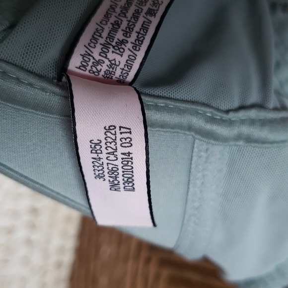 Victoria's Secret bra, size 32D - Picture 7 of 10